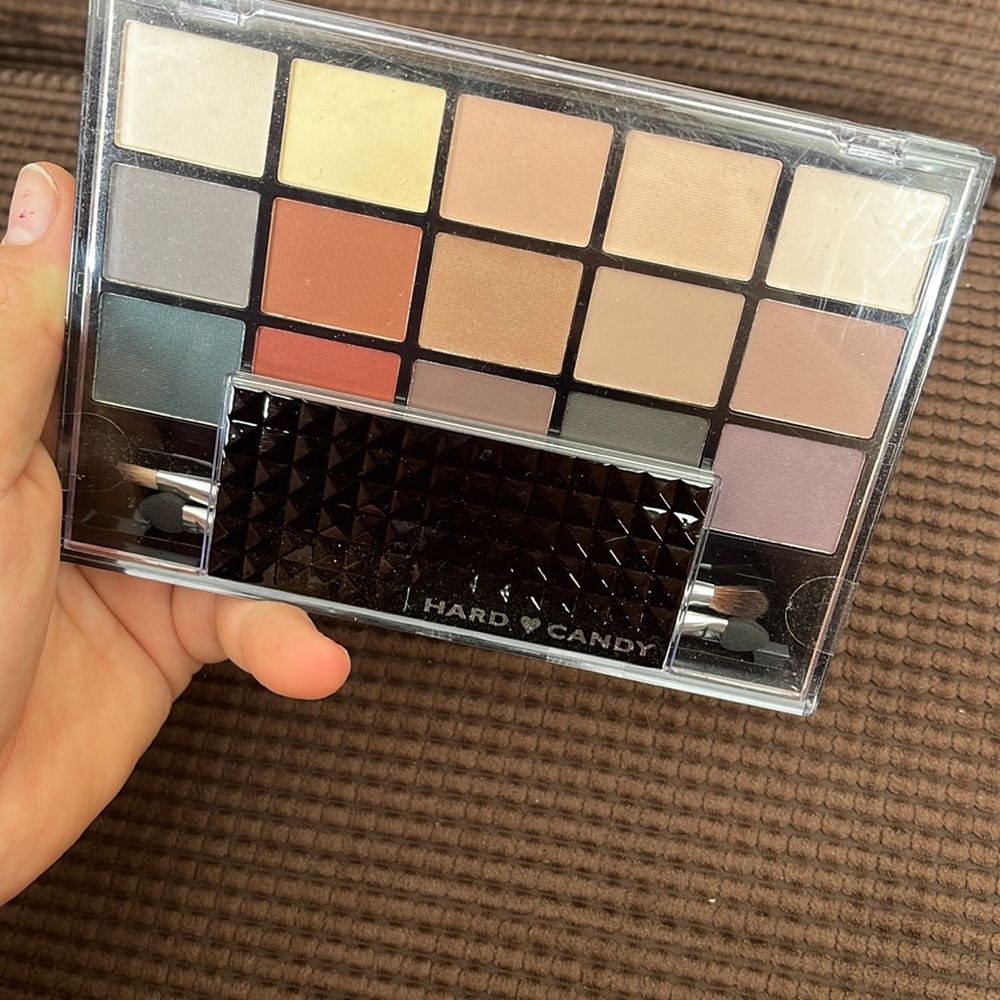 Brand new matte eye shadow palette ! ❤️